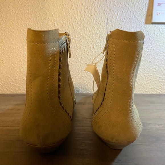 - Matisse tan studded suede boots size 7.5 - Picture 3 of 6